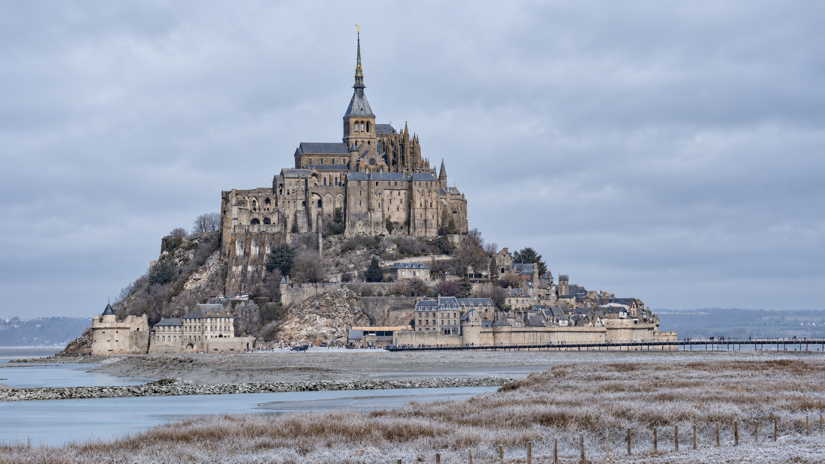 Mont-Saint-Michel · Hiver · déclinaison saisonnière illustrative générée par IA